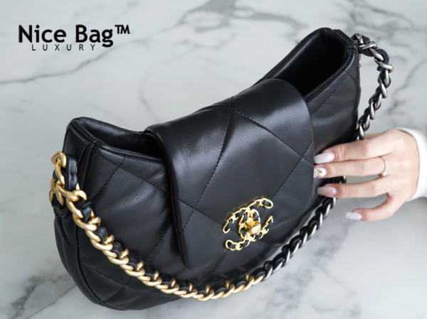 Túi Chanel 19 Hobo Bag Black Lambskin Mixed Metal Hardware sử dụng chất liệu da cừu, được may thủ công, cam kết chất lượng tốt nhất chuẩn 99% so với chính hãng, full box và phụ kiện, miễn phí ship toàn quốc