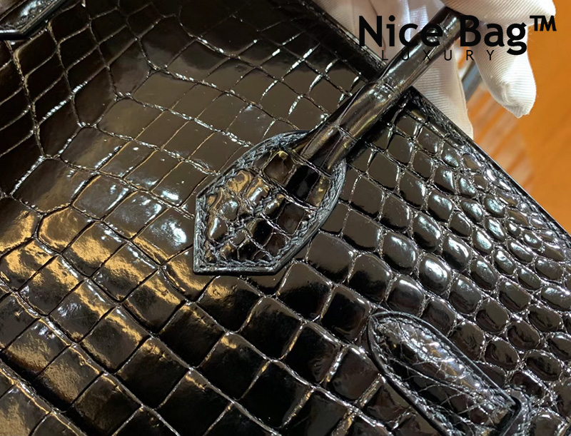 Túi Hermes Birkin 30 Porosus Crocodile Black With White Silver Hardware chất lượng like authentic, cam kết chất lượng tốt nhất, dùng không ai biết, sử dụng chất liệu da cá sấu bắc mỹ, được may thủ công bằng tay 100%, sử dụng chỉ sáp ong của pháp, full box và phụ kiện, hỗ trợ trả góp bằng thẻ tín dụng