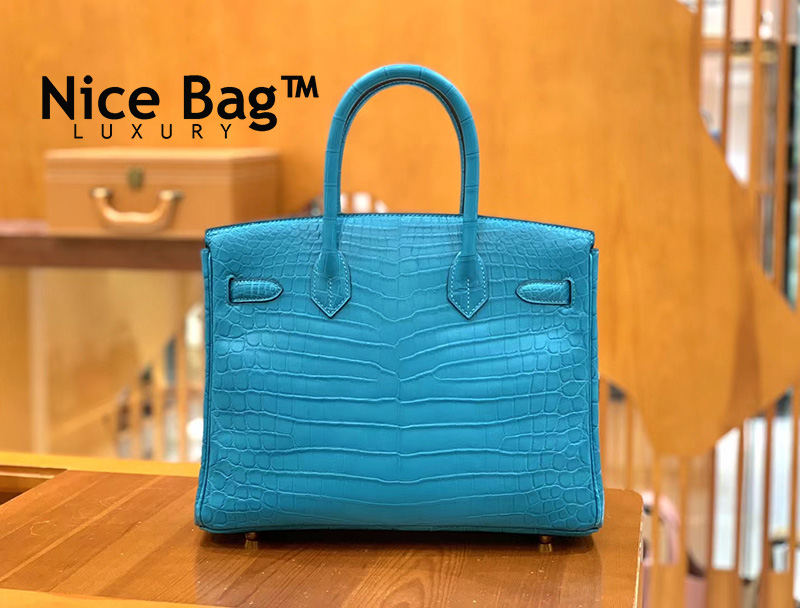 Túi Hermes Birkin 30 Turquoise Matte Crocodile Alligator Gold Hardware chất lượng like authentic, cam kết chất lượng tốt nhất, dùng không ai biết, được sử dụng chất liệu da cá sấu tự nhiên bắc mỹ, được may thủ công tay 100% sử dụng chỉ sáp của pháp, full box và phụ kiện