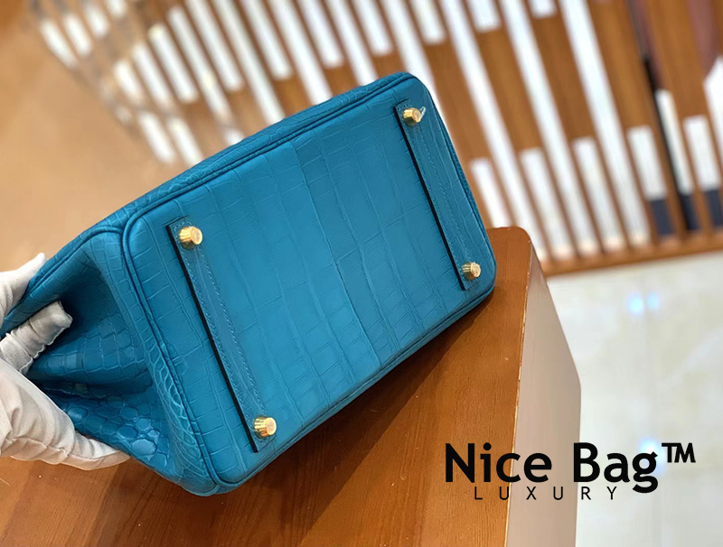 Túi Hermes Birkin 30 Turquoise Matte Crocodile Alligator Gold Hardware chất lượng like authentic, cam kết chất lượng tốt nhất, dùng không ai biết, được sử dụng chất liệu da cá sấu tự nhiên bắc mỹ, được may thủ công tay 100% sử dụng chỉ sáp của pháp, full box và phụ kiện