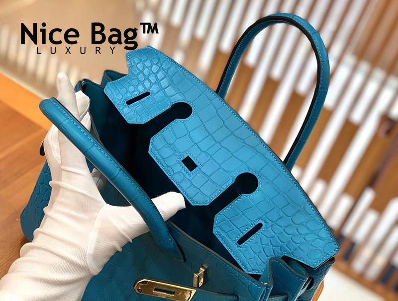 Túi Hermes Birkin 30 Turquoise Matte Crocodile Alligator Gold Hardware chất lượng like authentic, cam kết chất lượng tốt nhất, dùng không ai biết, được sử dụng chất liệu da cá sấu tự nhiên bắc mỹ, được may thủ công tay 100% sử dụng chỉ sáp của pháp, full box và phụ kiện