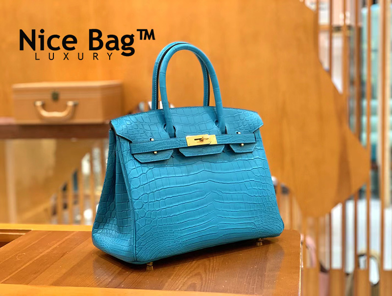 Túi Hermes Birkin 30 Turquoise Matte Crocodile Alligator Gold Hardware chất lượng like authentic, cam kết chất lượng tốt nhất, dùng không ai biết, được sử dụng chất liệu da cá sấu tự nhiên bắc mỹ, được may thủ công tay 100% sử dụng chỉ sáp của pháp, full box và phụ kiện