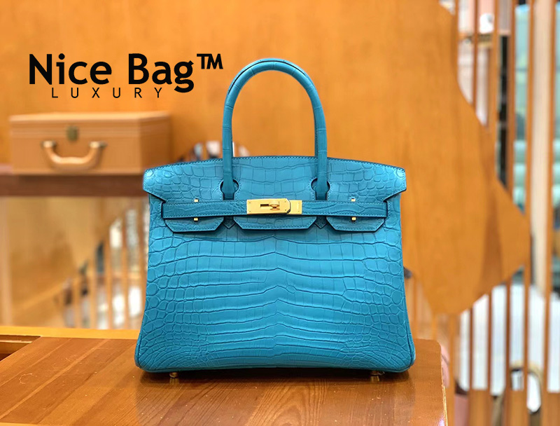 Túi Hermes Birkin 30 Turquoise Matte Crocodile Alligator Gold Hardware chất lượng like authentic, cam kết chất lượng tốt nhất, dùng không ai biết, được sử dụng chất liệu da cá sấu tự nhiên bắc mỹ, được may thủ công tay 100% sử dụng chỉ sáp của pháp, full box và phụ kiện