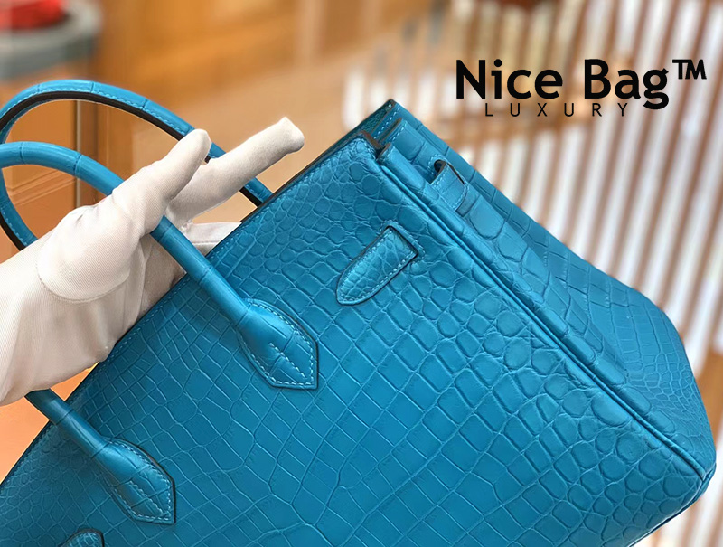 Túi Hermes Birkin 30 Turquoise Matte Crocodile Alligator Gold Hardware chất lượng like authentic, cam kết chất lượng tốt nhất, dùng không ai biết, được sử dụng chất liệu da cá sấu tự nhiên bắc mỹ, được may thủ công tay 100% sử dụng chỉ sáp của pháp, full box và phụ kiện