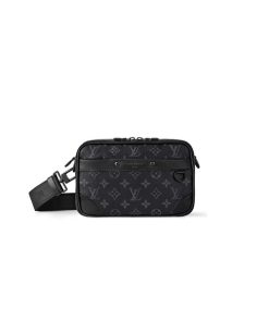 Túi Nam Lv Alpha Messenger Monogram Eclipse Màu Xám M46955 chất lượng like authentic, cam kết chất lượng tốt nhất, chuẩn 99% so với chính hãng, sử dụng chất liệu da bò, full box và phụ kiện, hỗ trợ trả góp bằng thẻ tín dụng