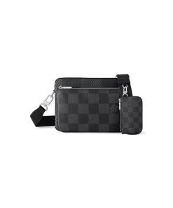 Túi Nam Lv Trio Messenger Damier Graphite Màu Xám N50017 chất lượng like authentic, cam kết chất lượng tốt nhất chuẩn 99% so với chính hãng, sử dụng chất liệu da bò, full box và phụ kiện, hỗ trợ trả góp bằng thẻ tín dụng