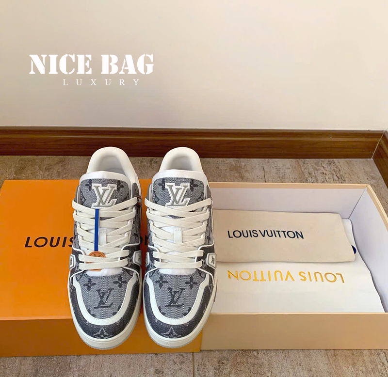 Giày LV Trainer Monogram Denim Màu Xám 1ADHIG chất lượng like authentic, cam kết chất lượng tốt nhất, chuẩn 99% so với chính hãng, full box và phụ kiện, hỗ trợ trả góp bằng thẻ tín dụng