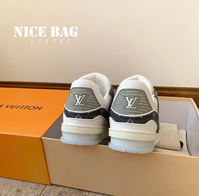 Giày LV Trainer Monogram Denim Màu Xám 1ADHIG chất lượng like authentic, cam kết chất lượng tốt nhất, chuẩn 99% so với chính hãng, full box và phụ kiện, hỗ trợ trả góp bằng thẻ tín dụng