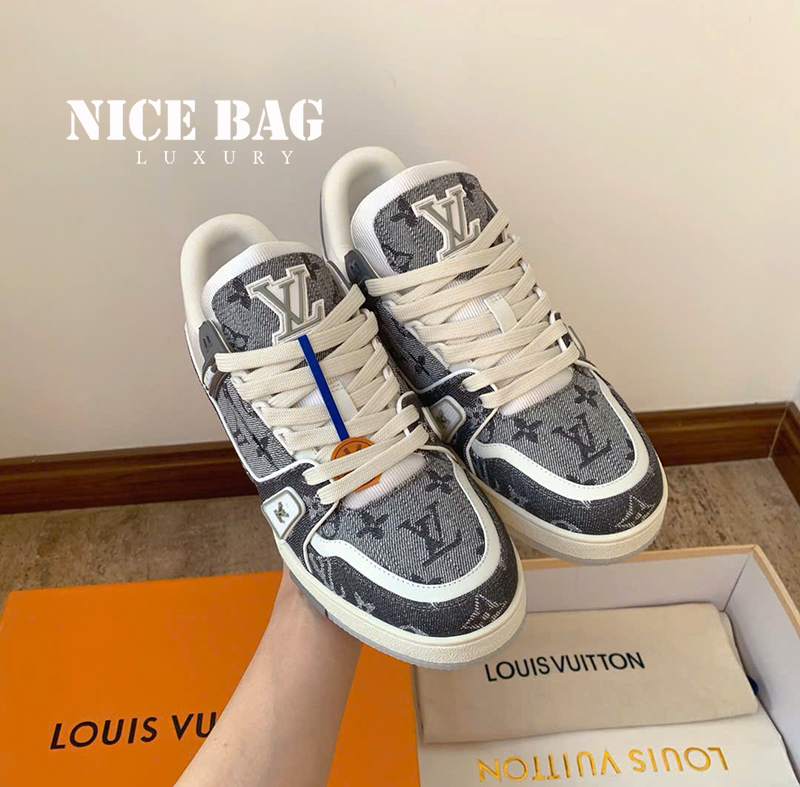 Giày LV Trainer Monogram Denim Màu Xám 1ADHIG chất lượng like authentic, cam kết chất lượng tốt nhất, chuẩn 99% so với chính hãng, full box và phụ kiện, hỗ trợ trả góp bằng thẻ tín dụng