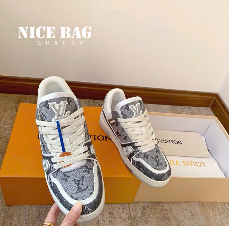 Giày LV Trainer Monogram Denim Màu Xám 1ADHIG chất lượng like authentic, cam kết chất lượng tốt nhất, chuẩn 99% so với chính hãng, full box và phụ kiện, hỗ trợ trả góp bằng thẻ tín dụng