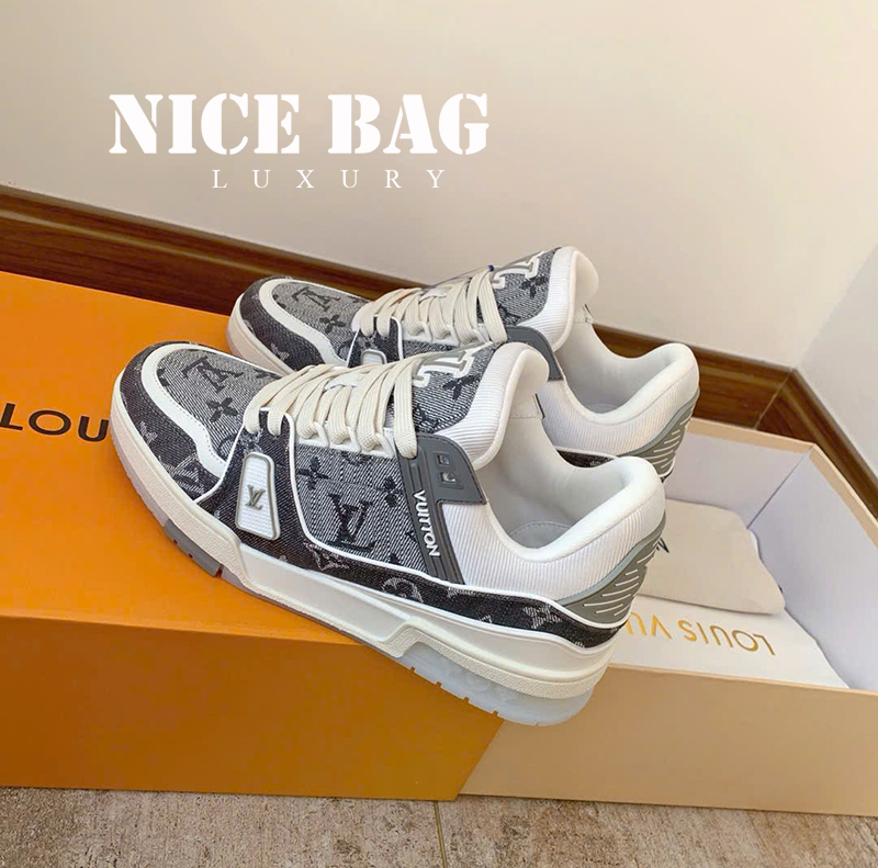 Giày LV Trainer Monogram Denim Màu Xám 1ADHIG chất lượng like authentic, cam kết chất lượng tốt nhất, chuẩn 99% so với chính hãng, full box và phụ kiện, hỗ trợ trả góp bằng thẻ tín dụng