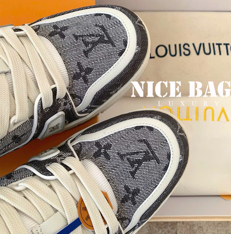 Giày LV Trainer Monogram Denim Màu Xám 1ADHIG chất lượng like authentic, cam kết chất lượng tốt nhất, chuẩn 99% so với chính hãng, full box và phụ kiện, hỗ trợ trả góp bằng thẻ tín dụng