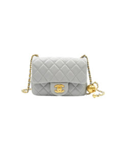 Túi Chanel Pearl Crush Mini Square Quilted Grey Lambskin Aged Gold Hardware Màu Xám chất lượng like authentic, chuẩn 99% so với chính hãng, sử dụng chất liệu da cừu, full box và phụ kiện, hỗ trợ tar góp bằng thẻ tín dụng