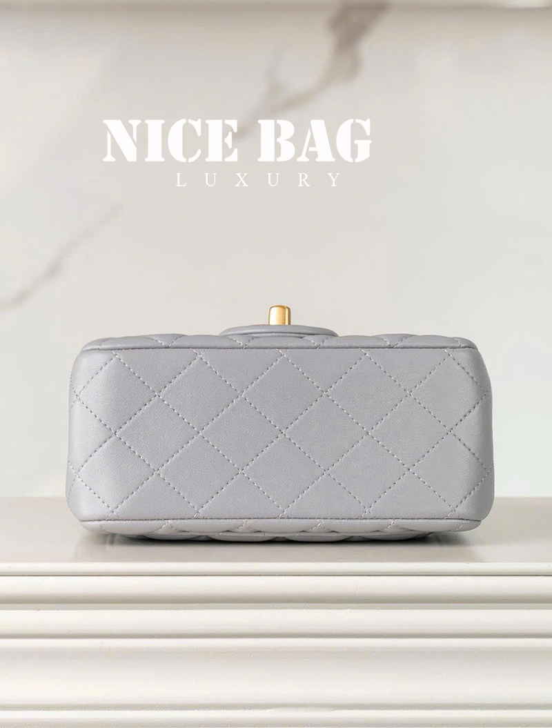 Túi Chanel Pearl Crush Mini Square Quilted Grey Lambskin Aged Gold Hardware Màu Xám chất lượng like authentic, chuẩn 99% so với chính hãng, sử dụng chất liệu da cừu, full box và phụ kiện, hỗ trợ tar góp bằng thẻ tín dụng