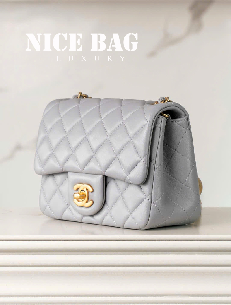 Túi Chanel Pearl Crush Mini Square Quilted Grey Lambskin Aged Gold Hardware Màu Xám chất lượng like authentic, chuẩn 99% so với chính hãng, sử dụng chất liệu da cừu, full box và phụ kiện, hỗ trợ tar góp bằng thẻ tín dụng