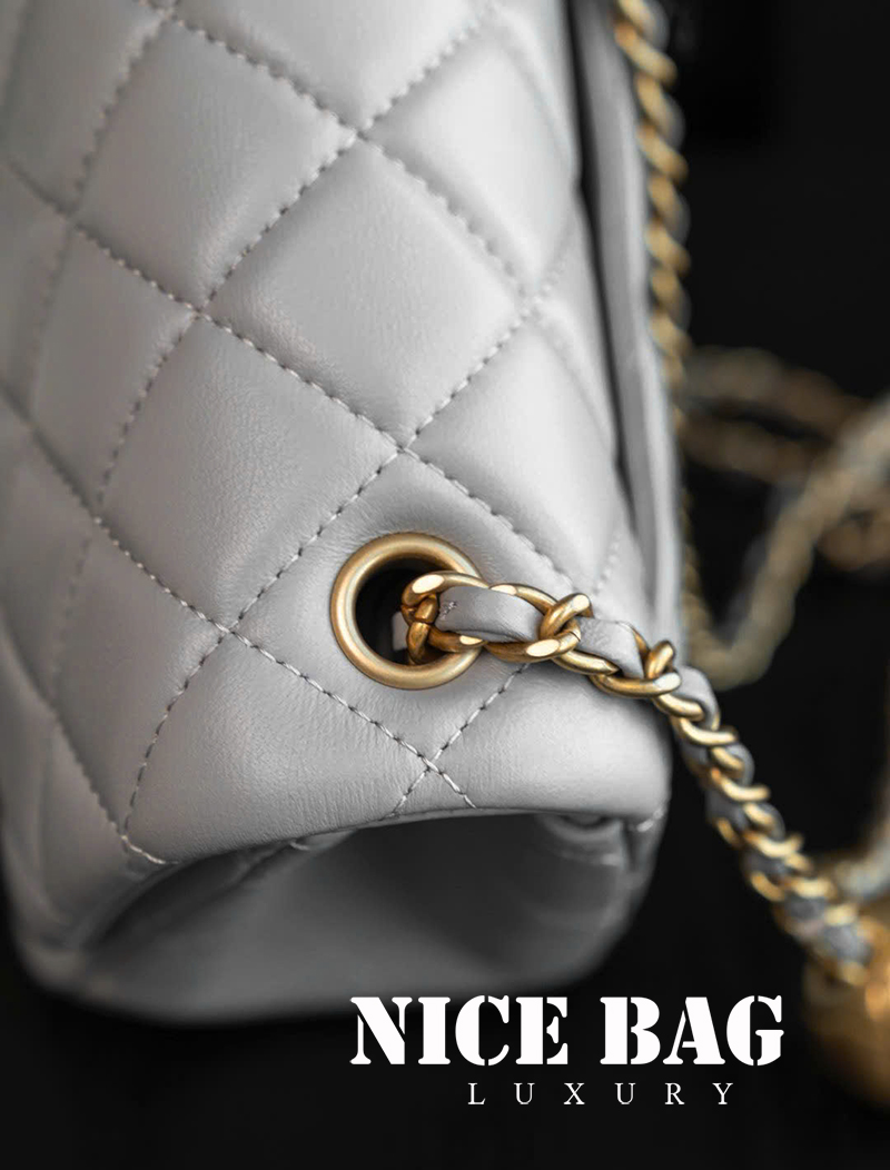 Túi Chanel Pearl Crush Mini Square Quilted Grey Lambskin Aged Gold Hardware Màu Xám chất lượng like authentic, chuẩn 99% so với chính hãng, sử dụng chất liệu da cừu, full box và phụ kiện, hỗ trợ tar góp bằng thẻ tín dụng