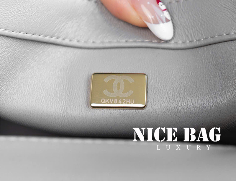 Túi Chanel Pearl Crush Mini Square Quilted Grey Lambskin Aged Gold Hardware Màu Xám chất lượng like authentic, chuẩn 99% so với chính hãng, sử dụng chất liệu da cừu, full box và phụ kiện, hỗ trợ tar góp bằng thẻ tín dụng