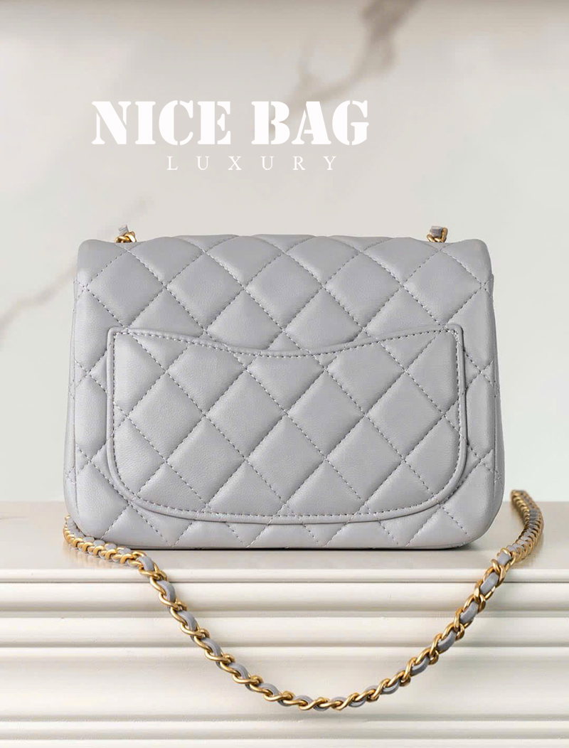 Túi Chanel Pearl Crush Mini Square Quilted Grey Lambskin Aged Gold Hardware Màu Xám chất lượng like authentic, chuẩn 99% so với chính hãng, sử dụng chất liệu da cừu, full box và phụ kiện, hỗ trợ tar góp bằng thẻ tín dụng