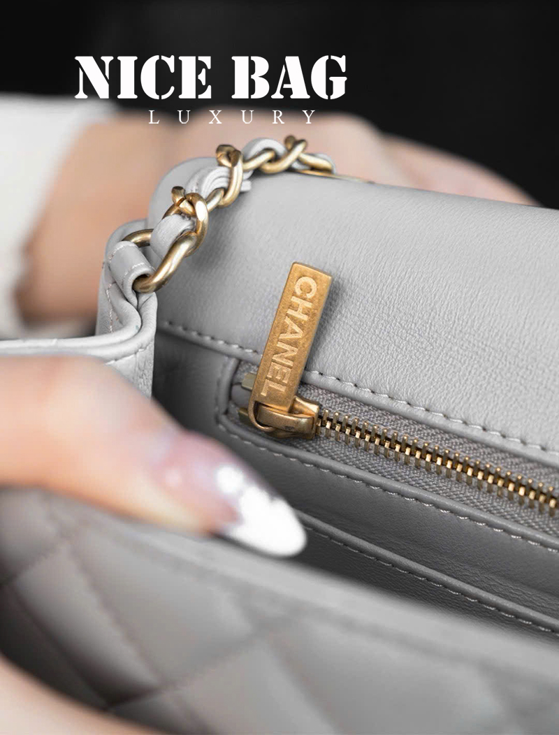 Túi Chanel Pearl Crush Mini Square Quilted Grey Lambskin Aged Gold Hardware Màu Xám chất lượng like authentic, chuẩn 99% so với chính hãng, sử dụng chất liệu da cừu, full box và phụ kiện, hỗ trợ tar góp bằng thẻ tín dụng