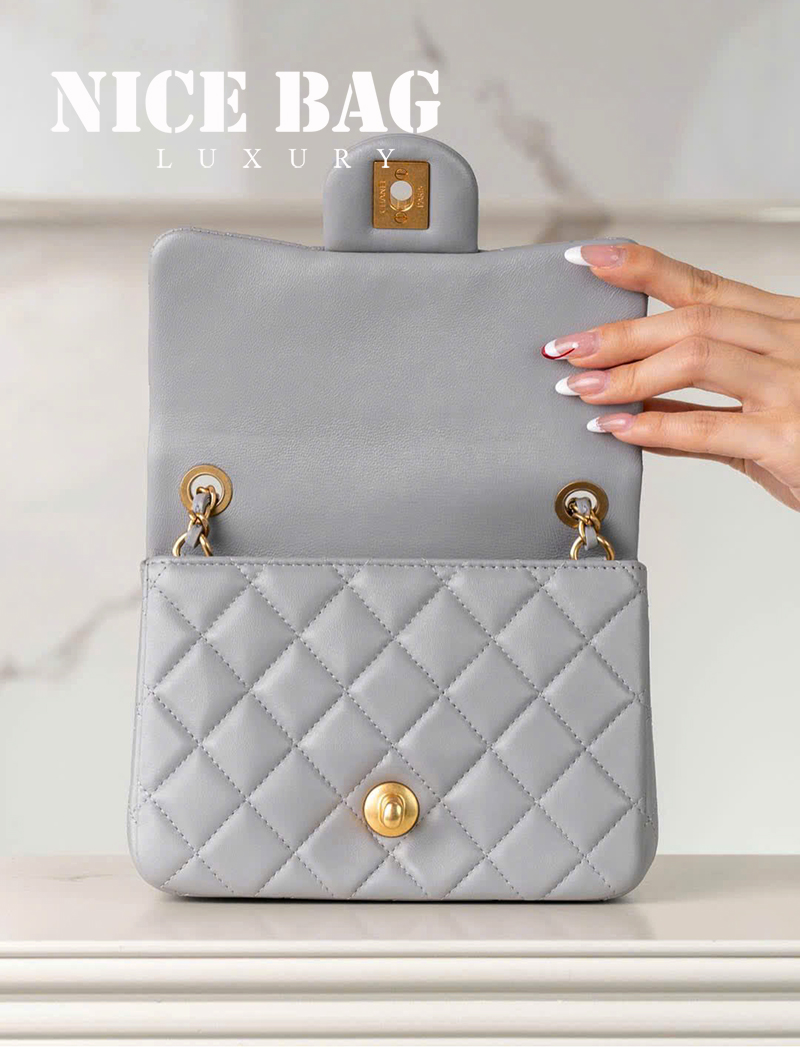 Túi Chanel Pearl Crush Mini Square Quilted Grey Lambskin Aged Gold Hardware Màu Xám chất lượng like authentic, chuẩn 99% so với chính hãng, sử dụng chất liệu da cừu, full box và phụ kiện, hỗ trợ tar góp bằng thẻ tín dụng